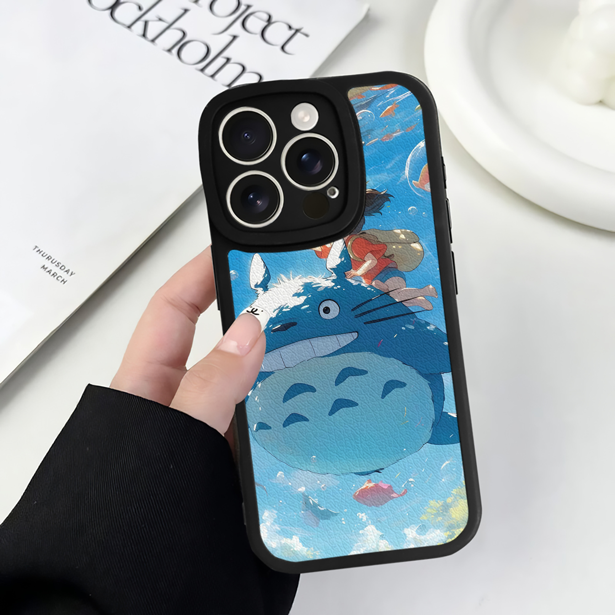 （画像用） となりのトトロ 草壁メイ 草壁サツキ My Neighbor Totoro Satsuki Kusakabe Mei Kusakabe 【iPhone 16シリーズ対応】シリコンスマホケース（レザー調） 材質：シリコン
